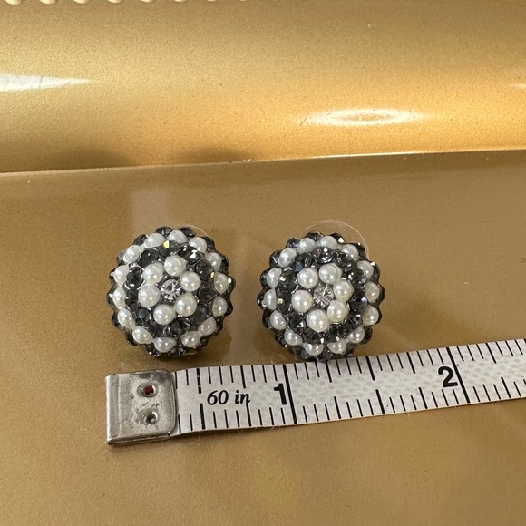 Gray rhinestone and pearl bead button earrings - Picture 3 of 4